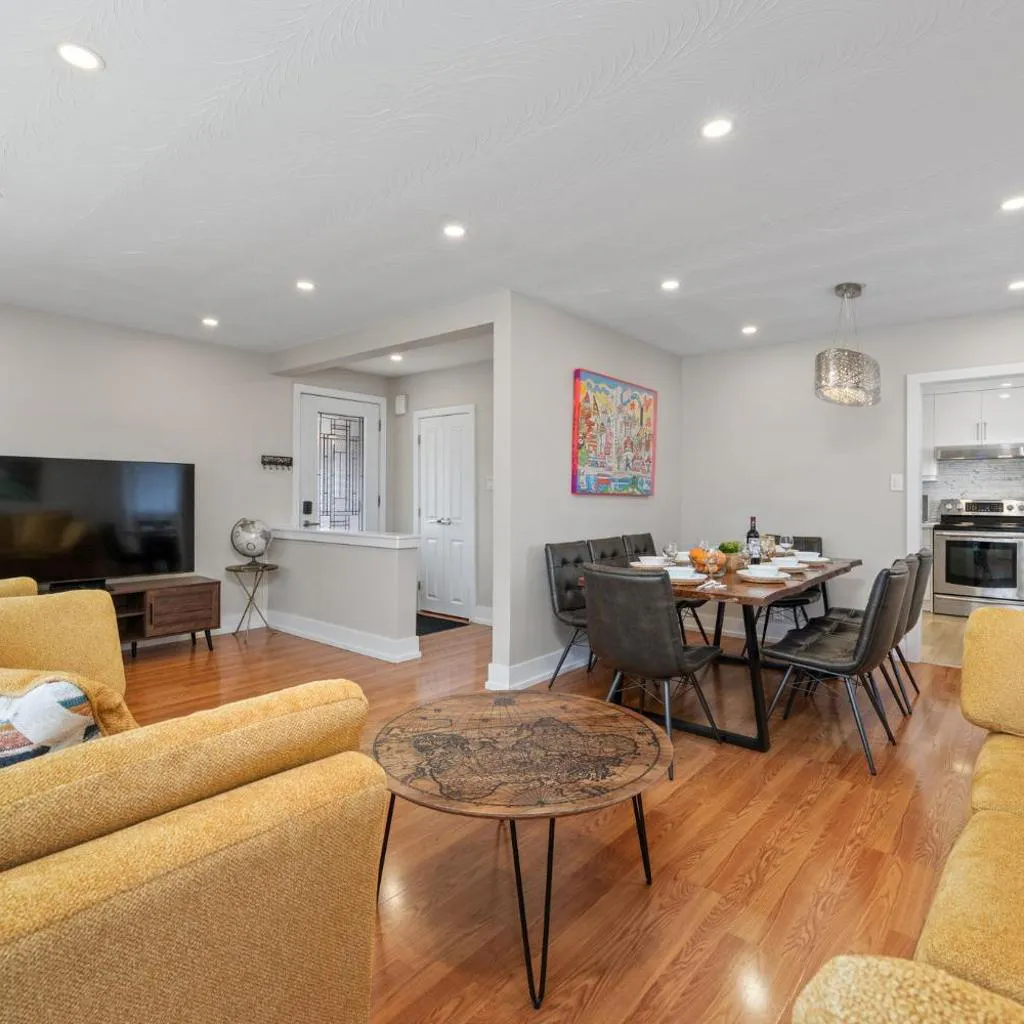 Photograph of King beds 10 min to airport 20 min to downtown