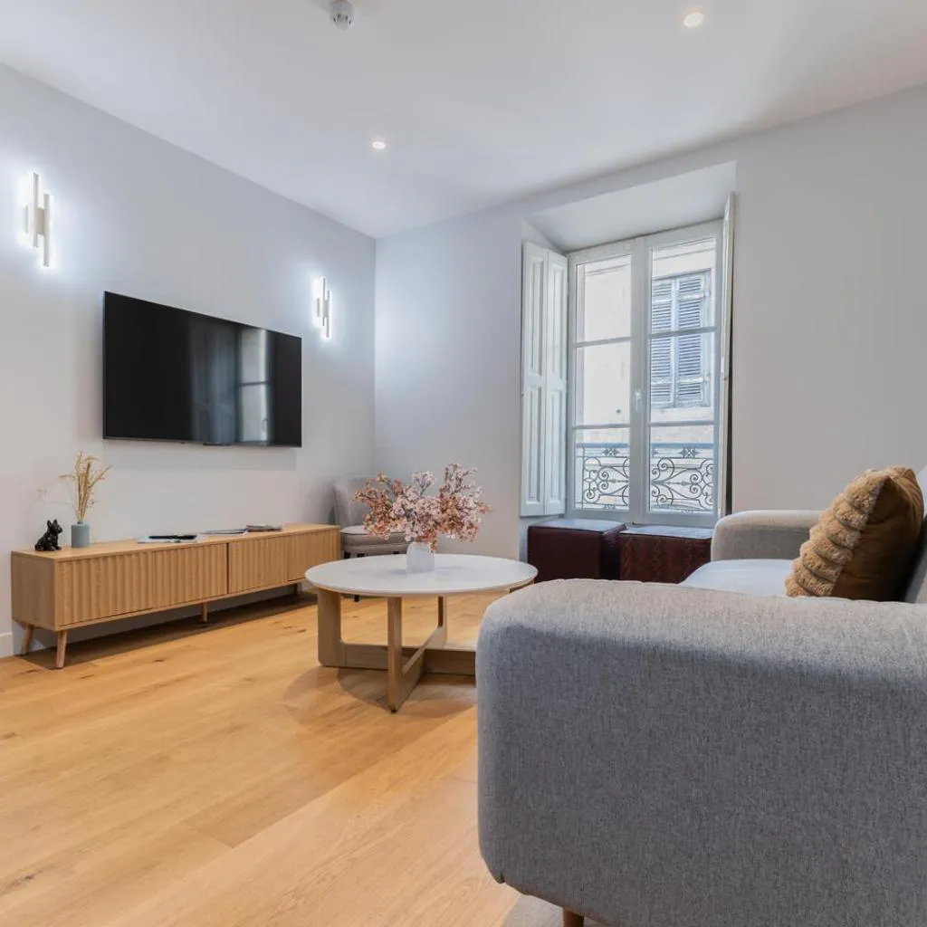 Photograph of Luxury 3-bedroom apartment in hyper centre air con lift