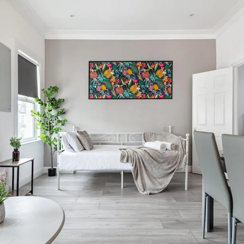 Photograph of 185B - Bright Modern Flat - 3 Minutes to Metro