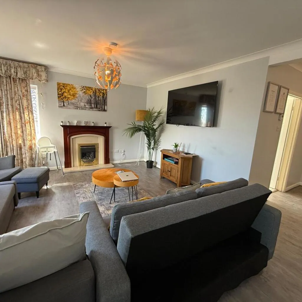 Photograph of Spacious 3 Bedroom Brighton Home - Near South Downs - Stunning Sea Views - Garden - Pool Table - Free Parking for Cars