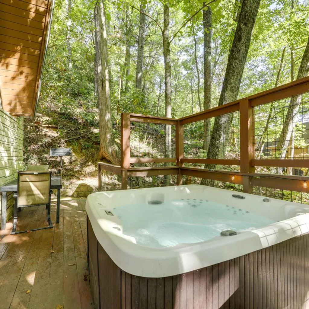 Photograph of Cabin w/ Hot Tub: 2 Mi to Downtown Gatlinburg!