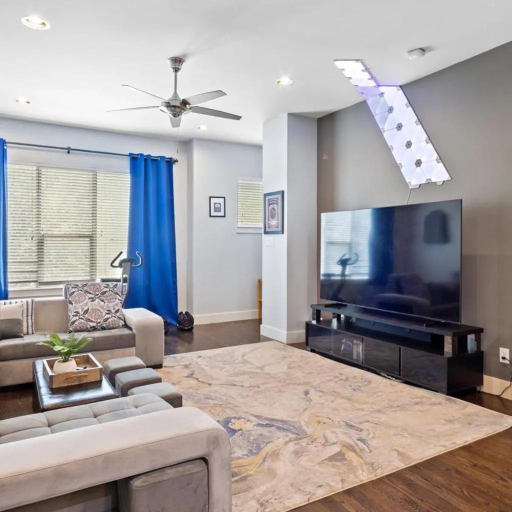 Photograph of Stunning Townhome Near Uptown