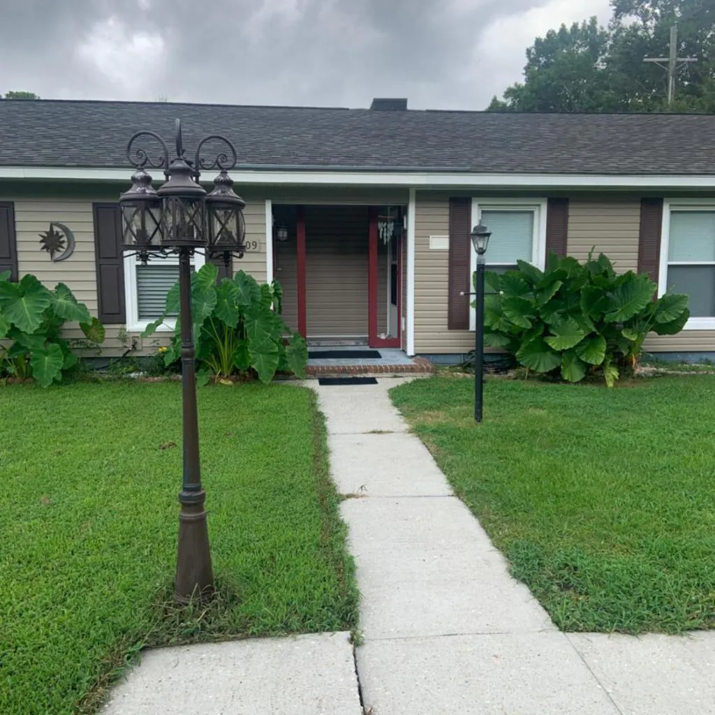 Photograph of Cheerful two bedroom house 1.5 miles from beach.