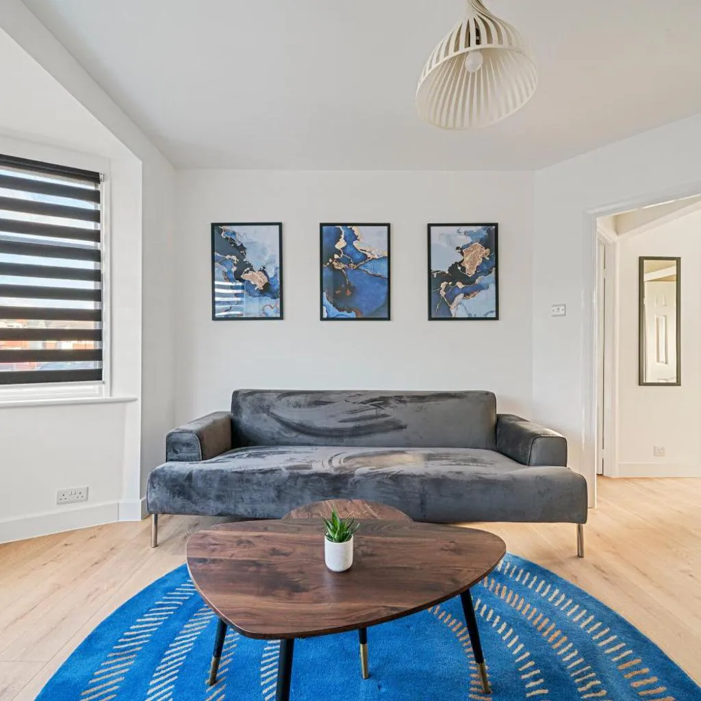 Photograph of 2 Bed Luxury Parking and Garden - Close to Heathrow