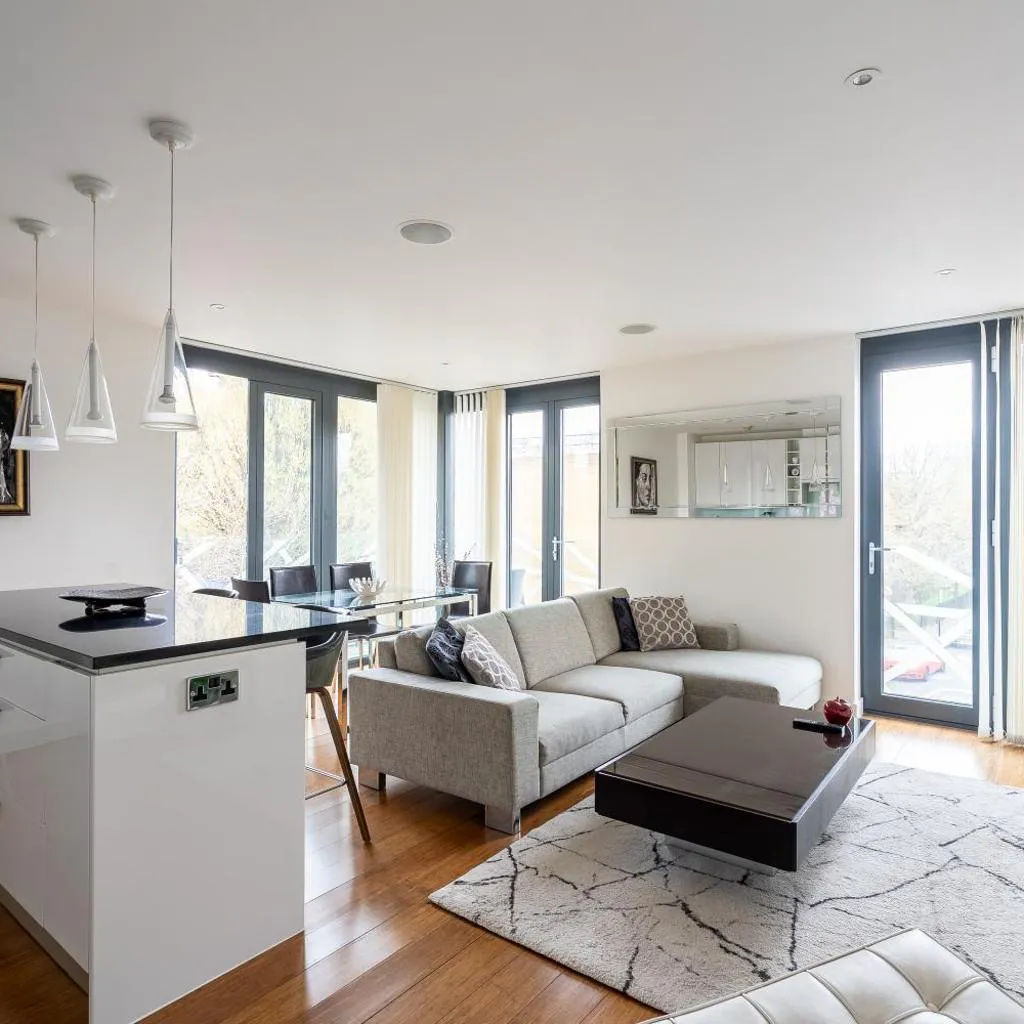 Photograph of Modern, fully furnished apartment with ensuite, private balcony and elevator in Notting Hill