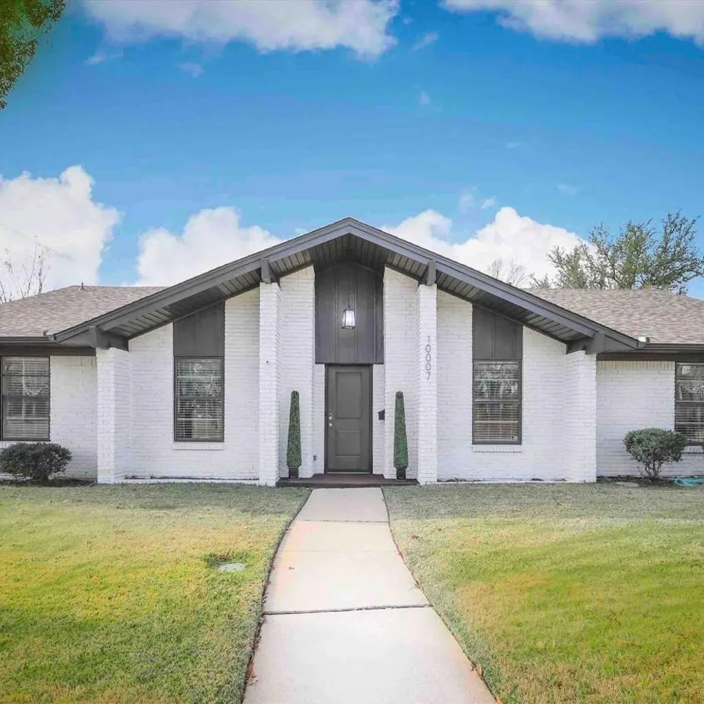 Photograph of 5 STAR House - Chic Mid-Century Modern Luxury Home