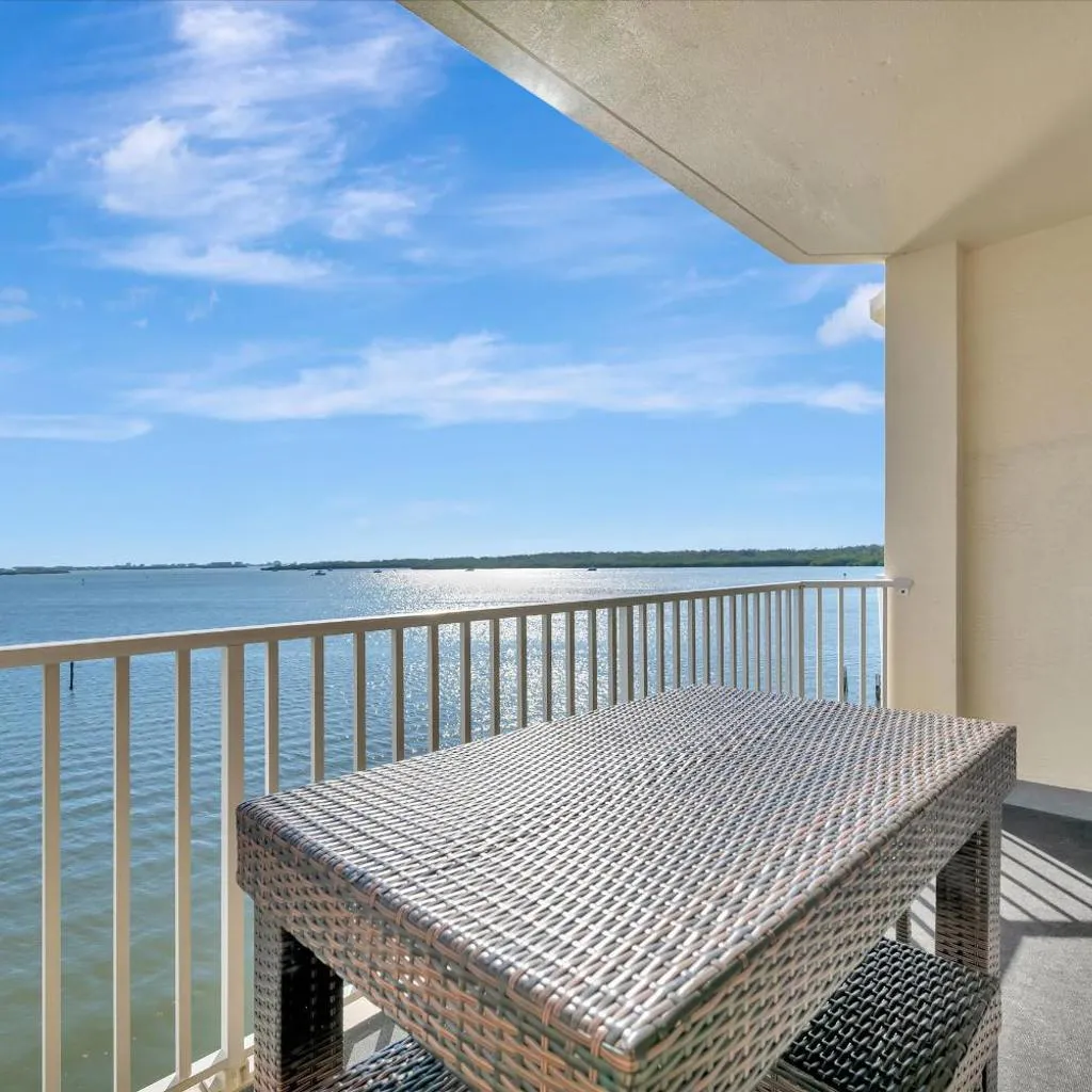 Photograph of WATERVIEW Balcony HOT TUB Heated Pool Rum Bar