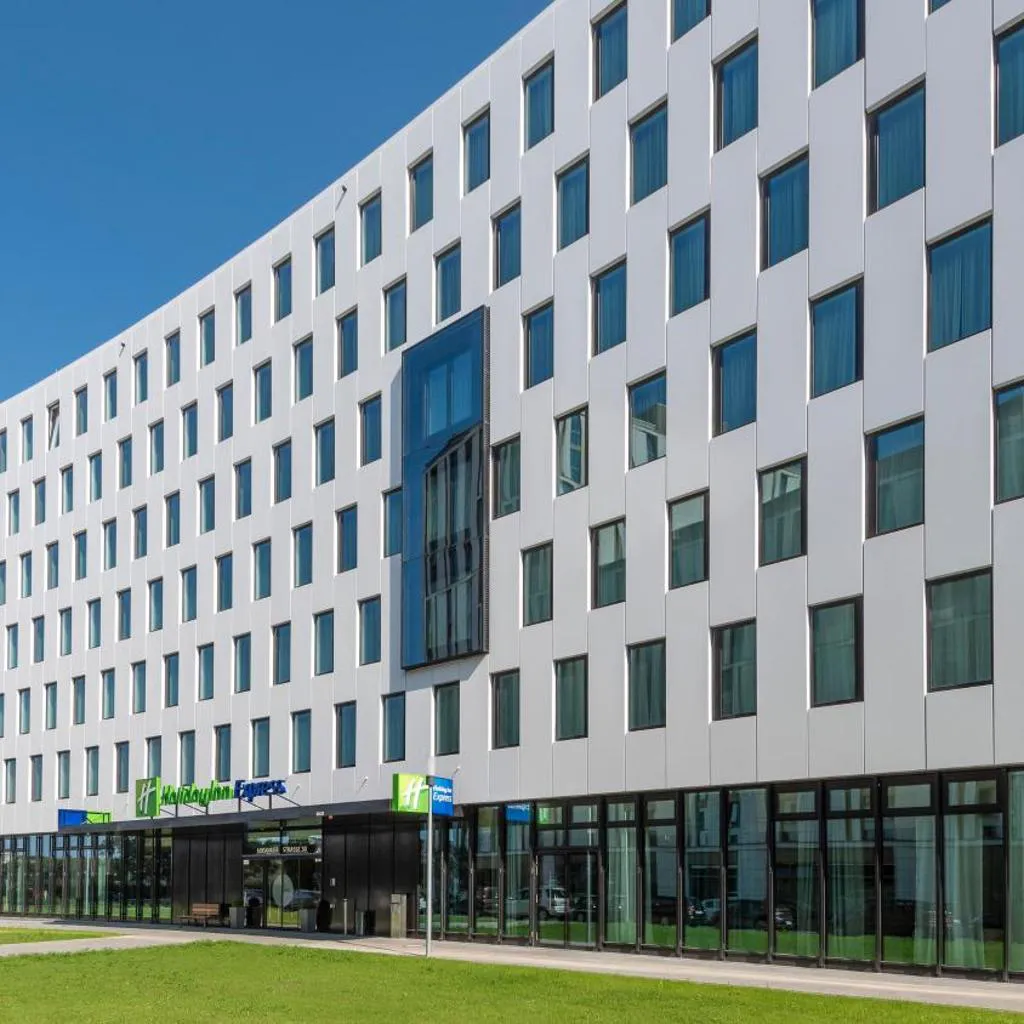 Photograph of Holiday Inn Express Düsseldorf - Hauptbahnhof by IHG