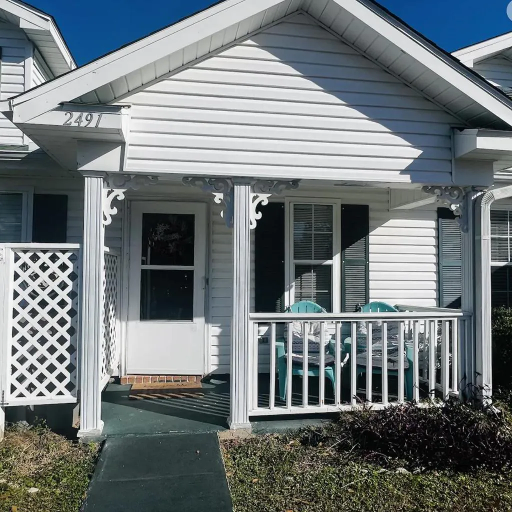 Photograph of Charming 2 bdr 1 bath home fenced byard N Pensacola Pet Friendly Close to bases