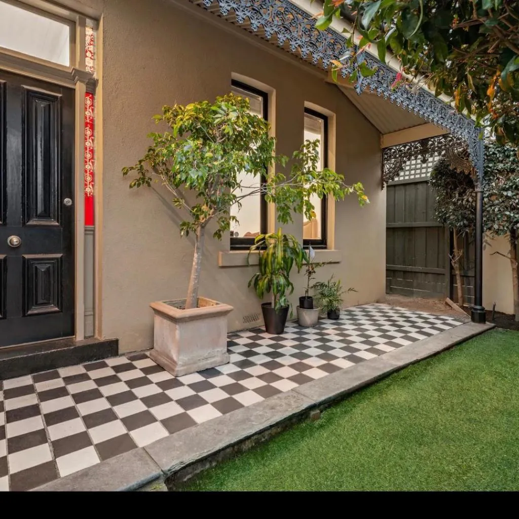 Photograph of Private quiet bedroom with ensuite and parking, Chapel St, Sth Yarra
