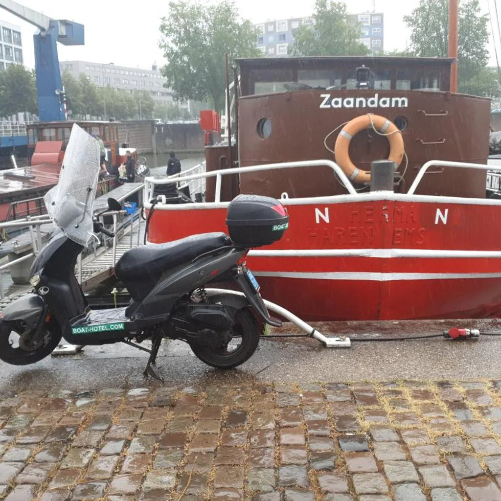 Photograph of Boat Hotel SIX Rotterdam