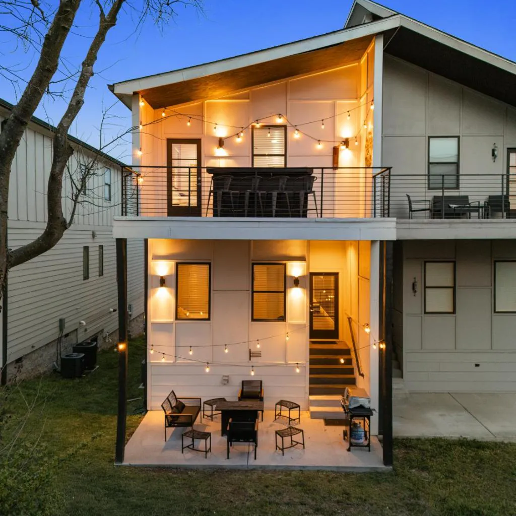 Photograph of Balcony Bar, Grill & Firepit with a View and Sleeps 16 Only 8 to Broadway
