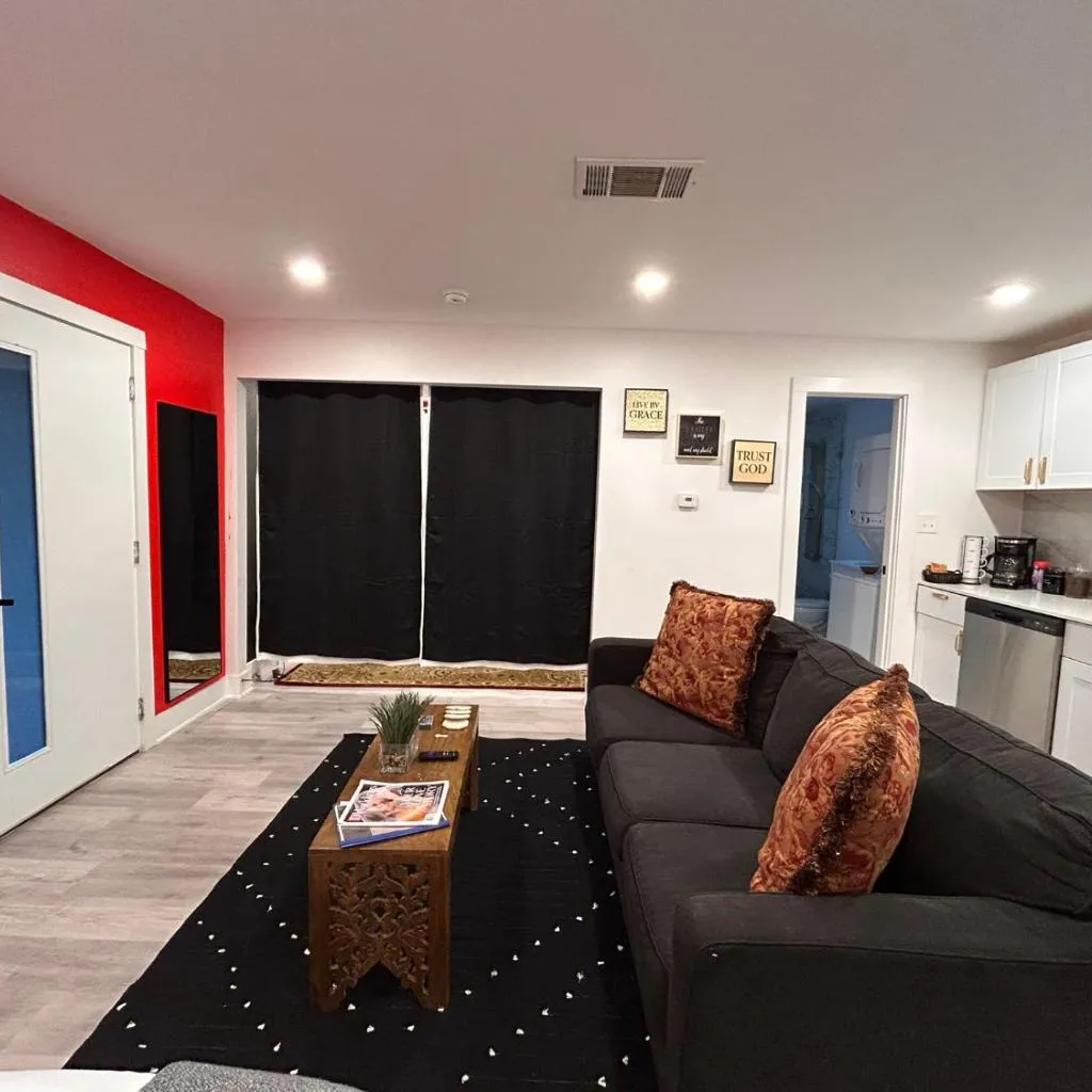 Photograph of Dramatic Modern Retreat & Free Gated Parking