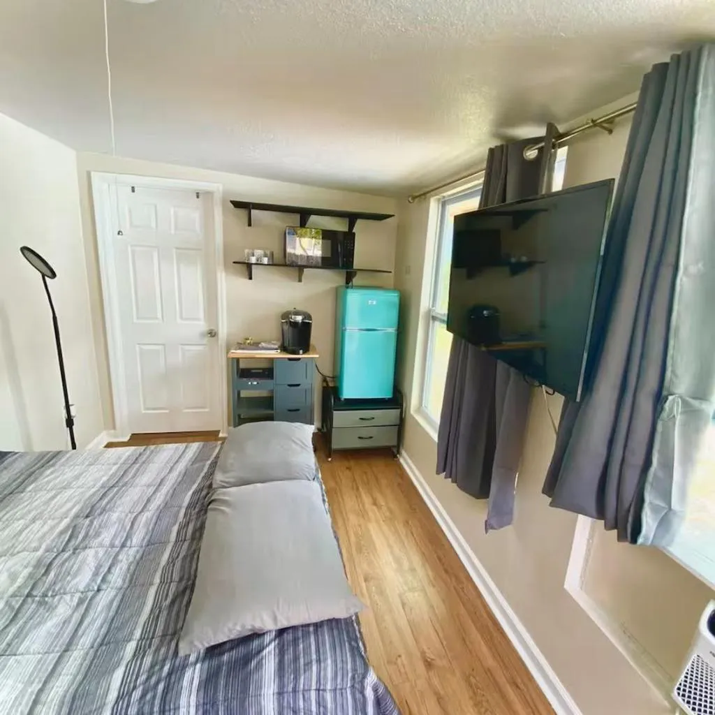 Photograph of Central Tampa - Quiet Street - Bayshore Suite