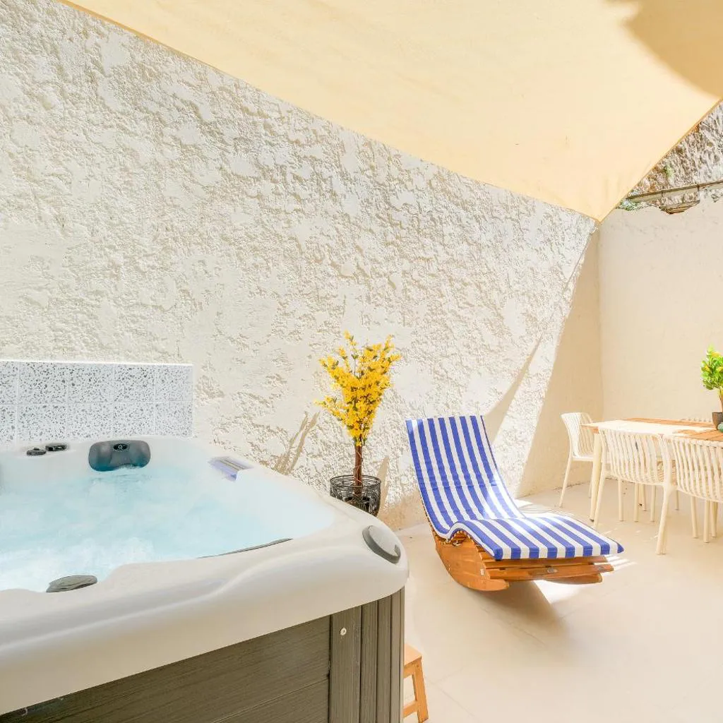 Photograph of Vauban, Notre Dame de la Garde, 3 chambres, terrasse, jacuzzi