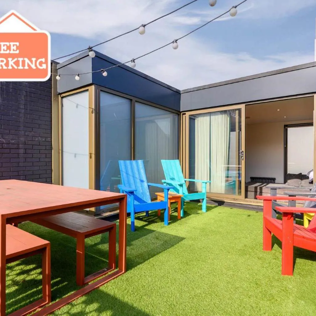 Photograph of 4 Bed Canal St Townhouse Free Parking