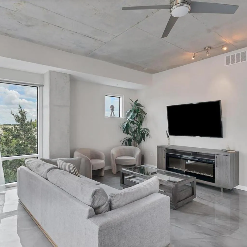 Photograph of Modern 3 bedroom condo in downtown w free parking