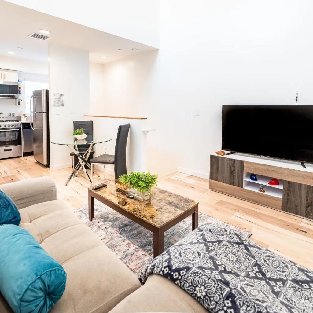 Photograph of Modern 2-BR 3-story Loft 2 Free Parking by Hollywood self check in