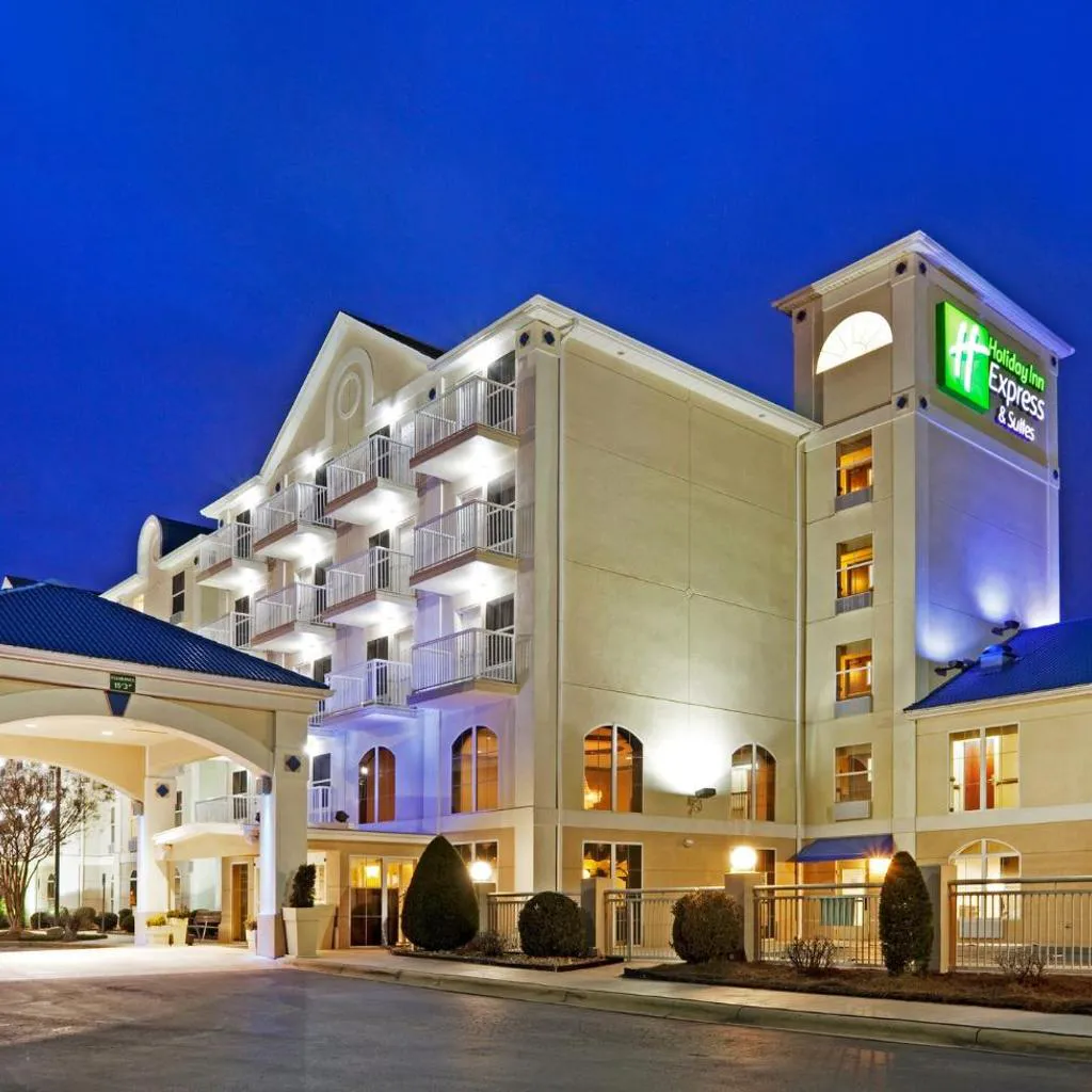 Photograph of Holiday Inn Express & Suites Asheville SW - Outlet Ctr Area by IHG