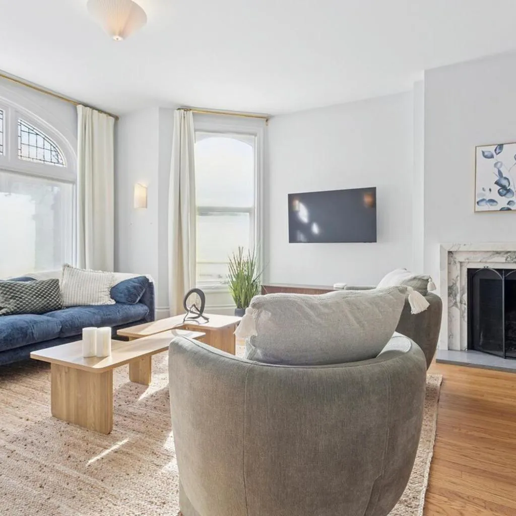 Photograph of Luxury Home 5bed5bath Rosedale Pool Sauna Parking