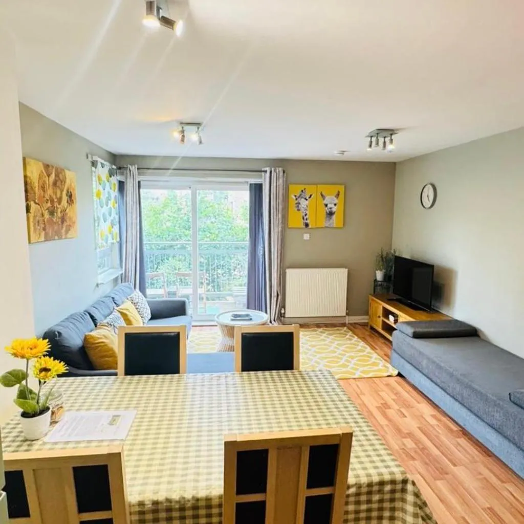 Photograph of Spacious Home Near Royal Mile with Free Parking, lift and Sunny Balcony