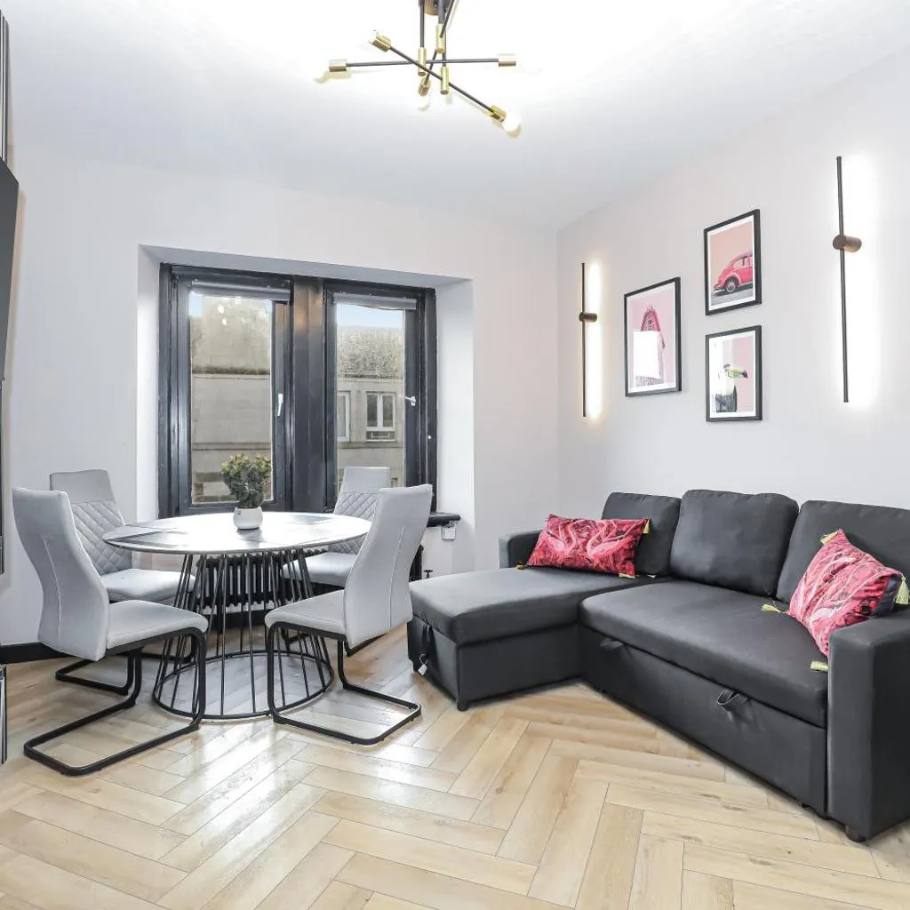 Photograph of 1 Bedroom Gorgie Sleeps 4 Easy City Access