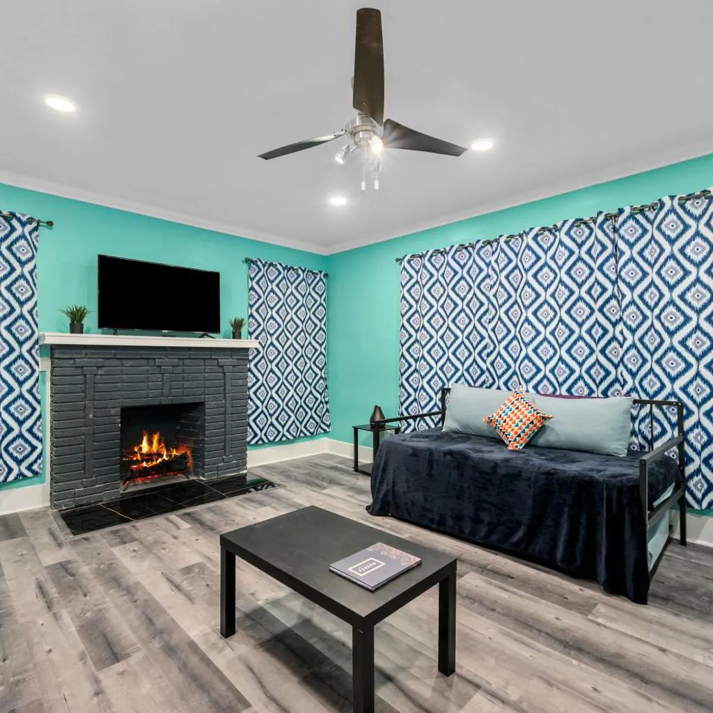 Photograph of Modern Chic Montrose 3BR Apartment with King Bed