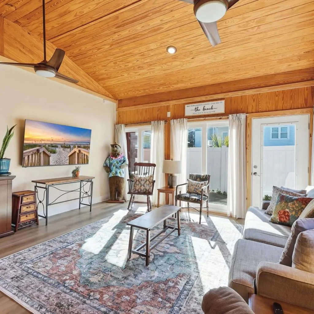 Photograph of Sunny Beach Bungalow Pet Friendly Near Beach