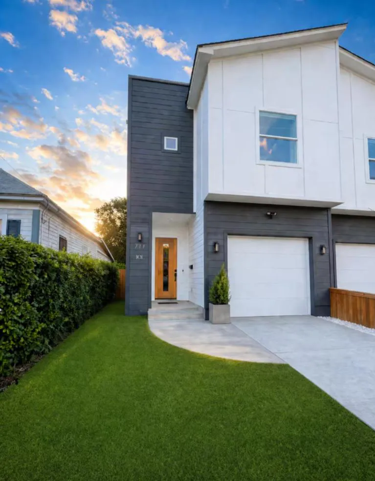 Photograph of 4 Bedroom House Downtown San Antonio Sleeps 12 Patio Walk to Riverwalk Alamodome Pet Friendly
