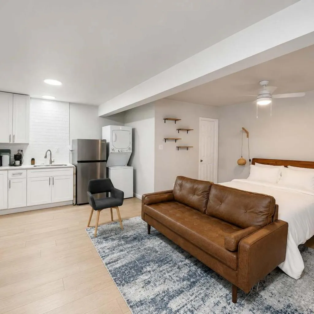 Photograph of Bishop Arts Studio with Parking, Washer & Dryer, and TV
