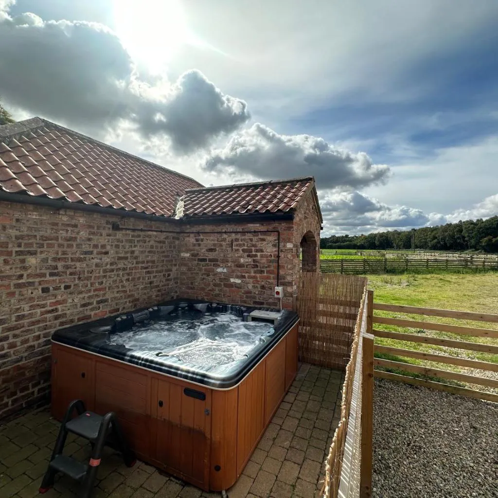 Photograph of Granary cottage with HOT TUB