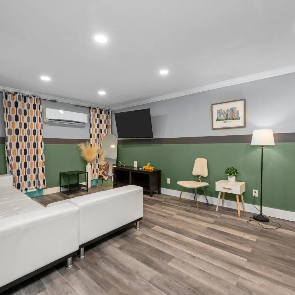 Photograph of 2BR Montrose Comfort with Free Park