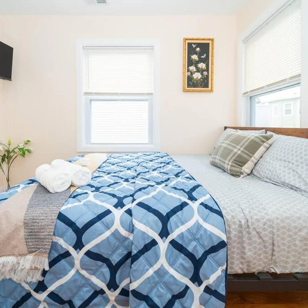 Photograph of Tranquil 3BR Boston Apt w Balcony, Parking, Bathtub near Franklin Park Zoo 303