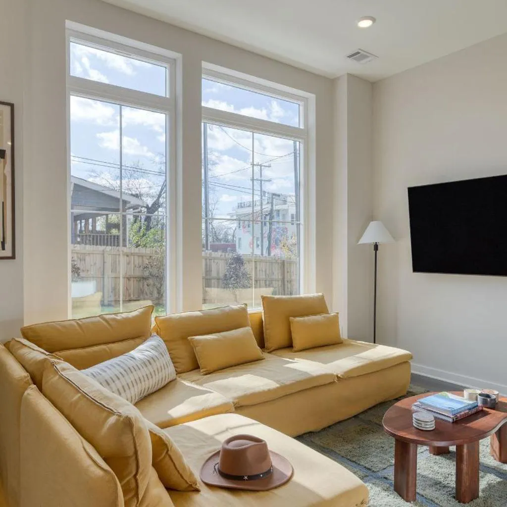 Photograph of Minutes to Broadway Chic Newly Built 4BDR w Balcony 98 Degrees by AvantStay