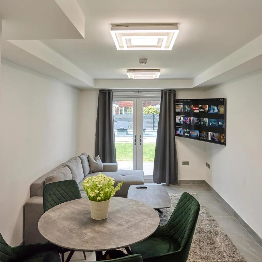 Photograph of The Ashcroft Studios & Apartments with Free Parking