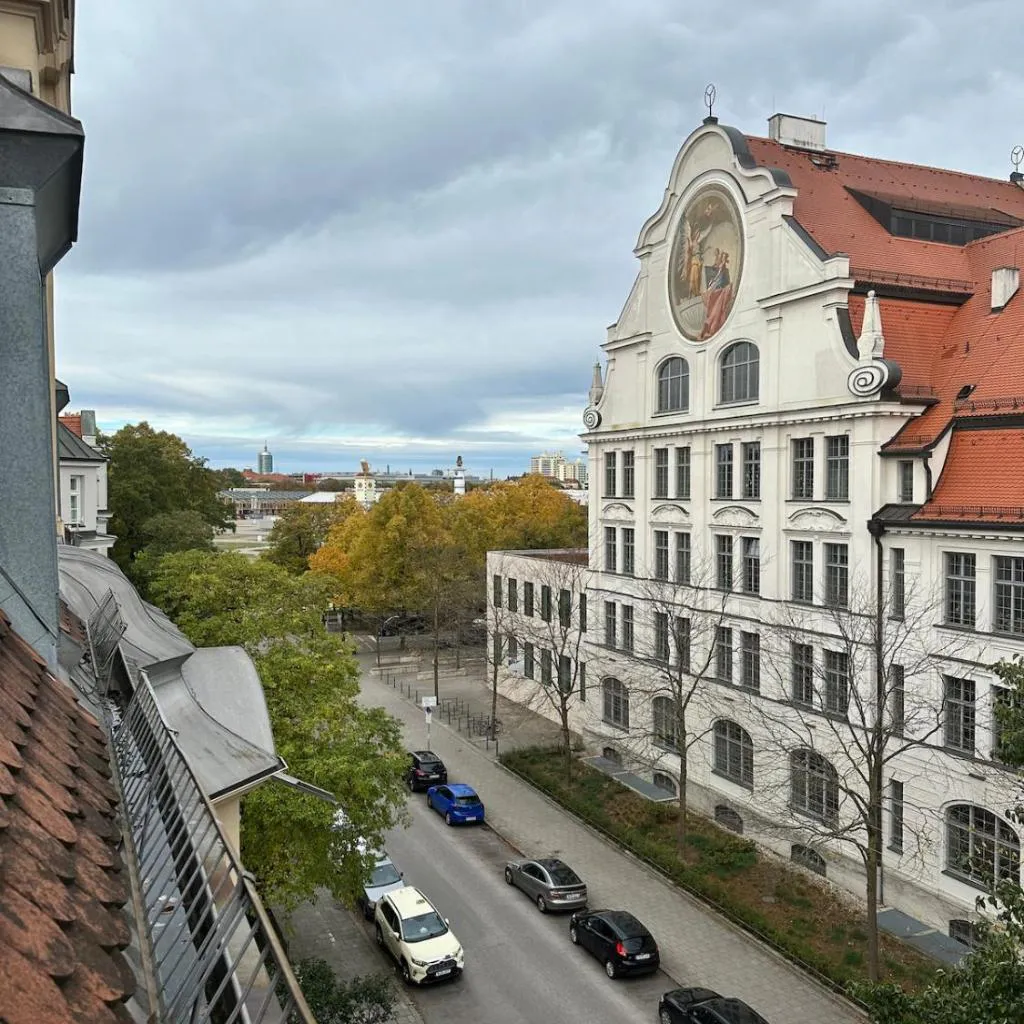 Photograph of top located 1st-class penthouse with 3 rooms