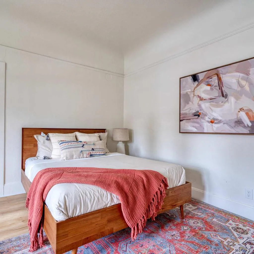Photograph of Stay Portland - The Sullivan's Gulch Lodge - 94 WalkScore