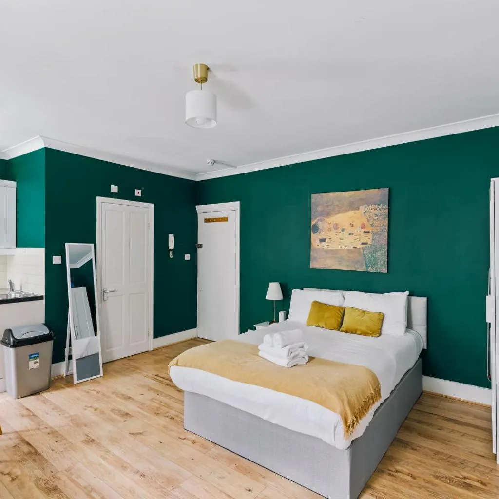 Photograph of Bright London Apartment with Easy Tube Links