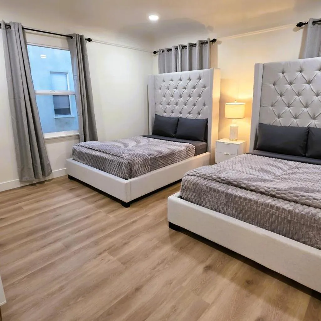 Photograph of Renovated Three Bedroom Near Cedars Sinai and Beverly Hills With Parking