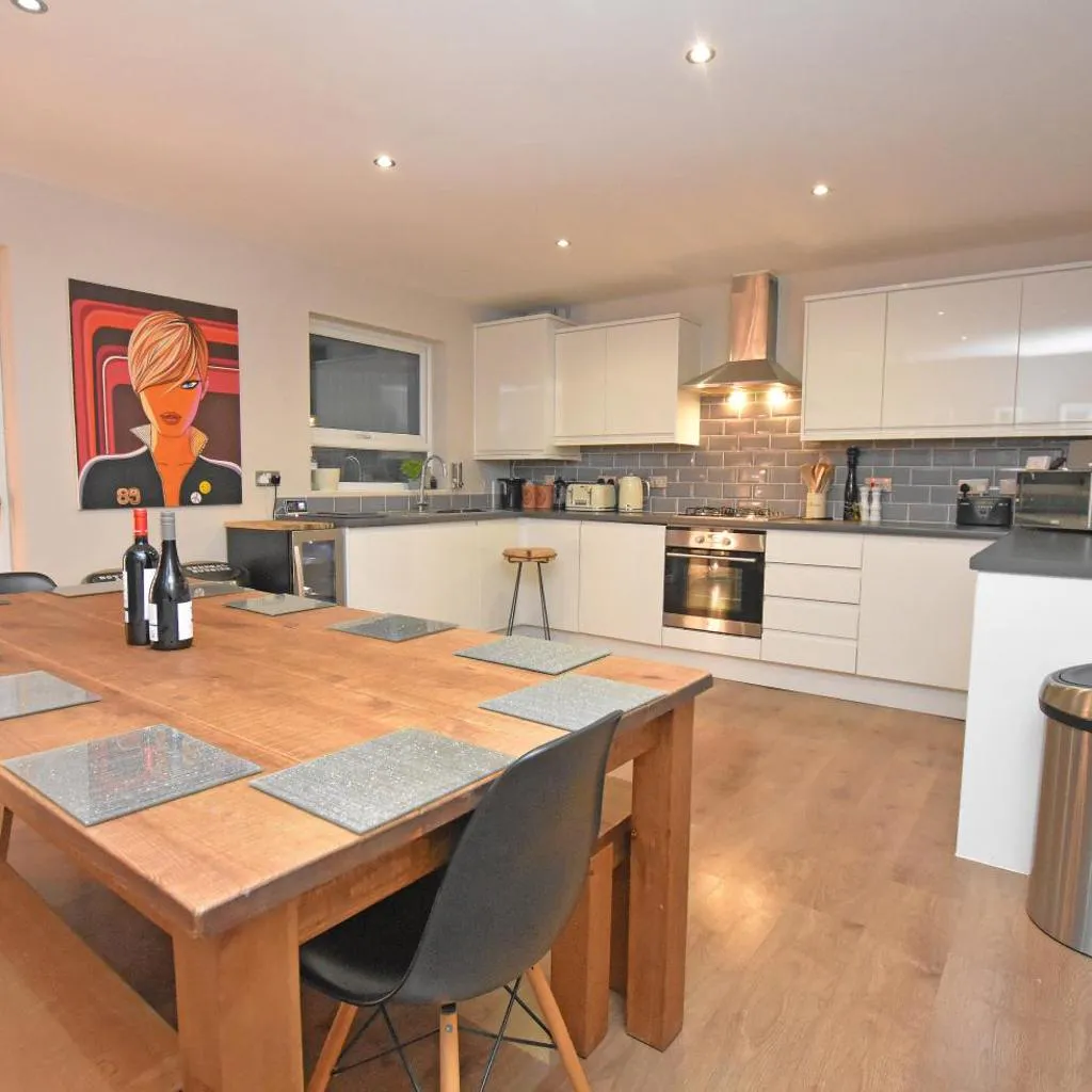 Photograph of FREE Parking, Stylish and Spacious Bungalow