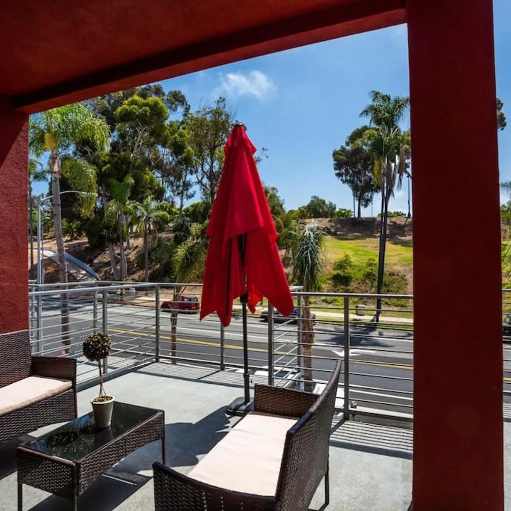 Photograph of Cute Studio With Large Balcony and Great Park View