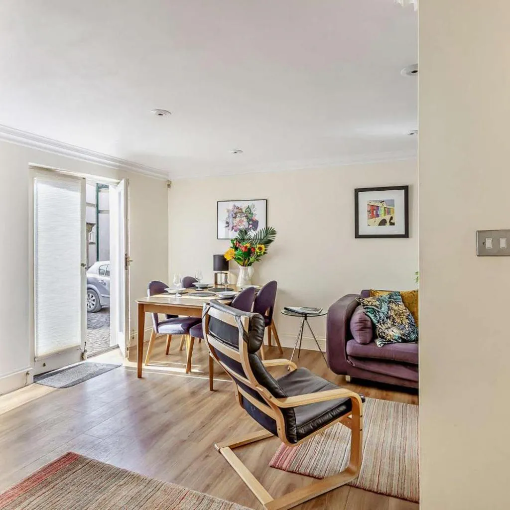 Photograph of 2 Bed in Bath oc-bhr16