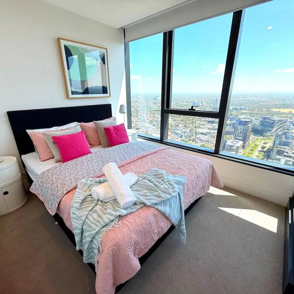 Photograph of 2BR CBD Apt PoolViews Steps to QV Market