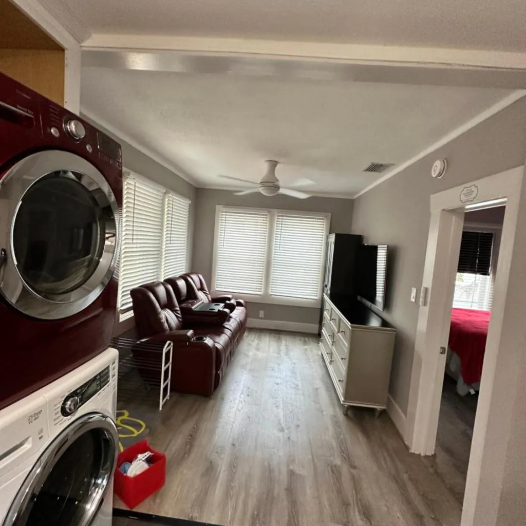 Photograph of 6 mins Downtown - Upstairs 1br 1 ba WD in Ybor Heights 33603