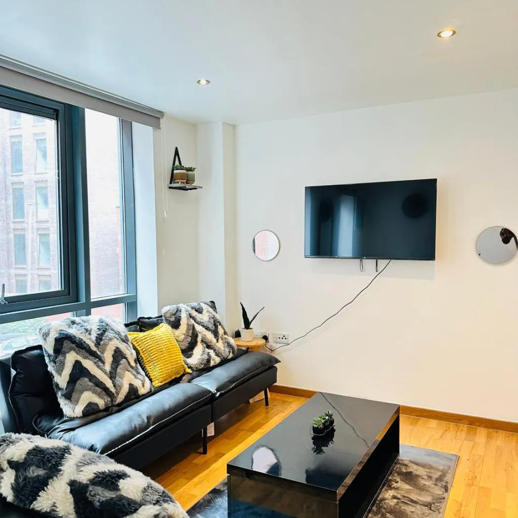 Photograph of 2 Bedroom City Centre Apartment Free Secure Parking