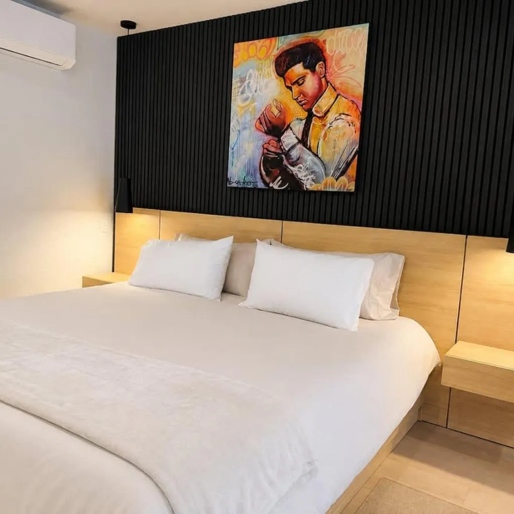 Photograph of Studio Elvis with AC 5 min downtown Unit 9