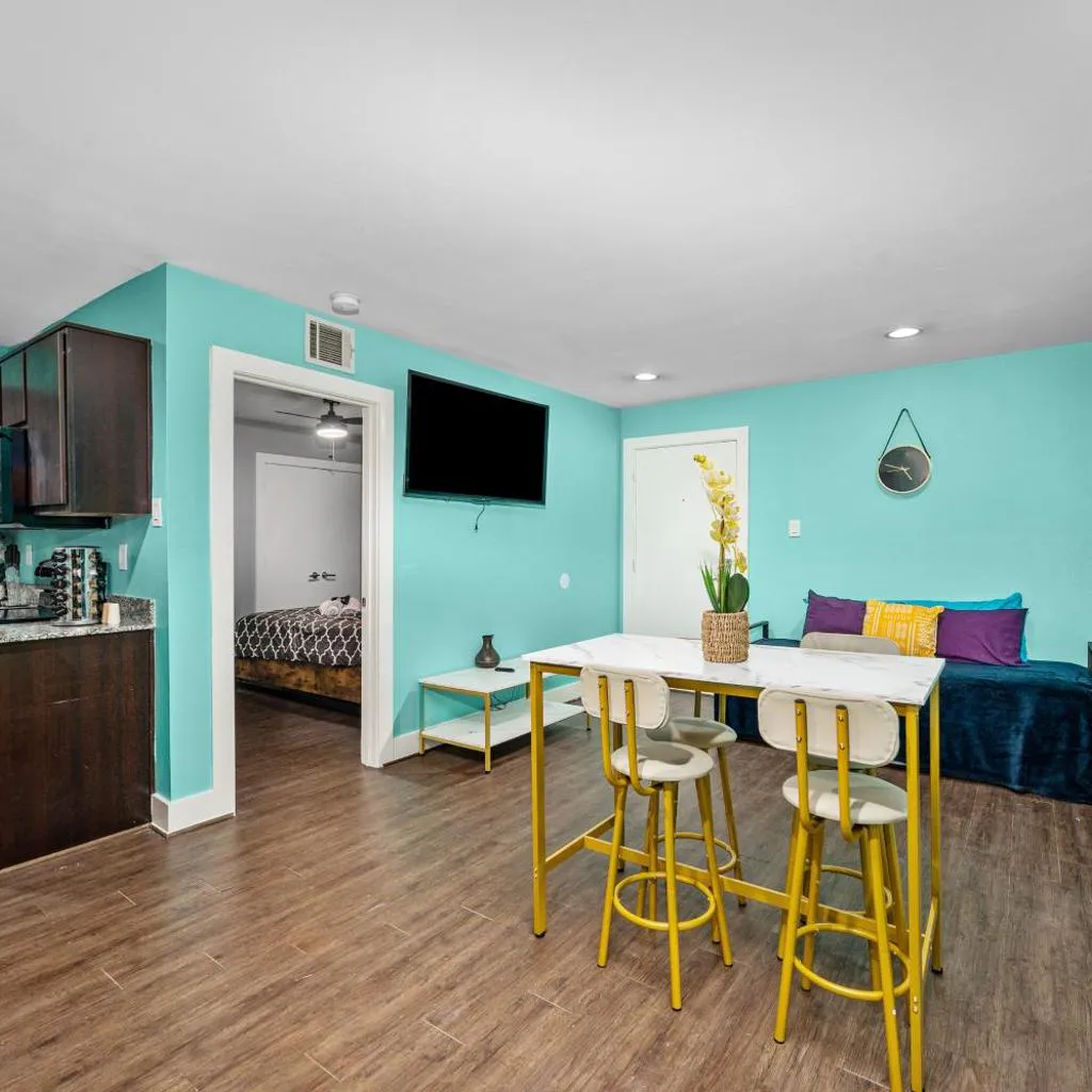 Photograph of 1BR Apt with Fully Equipped Kitchen Close to Major Attractions