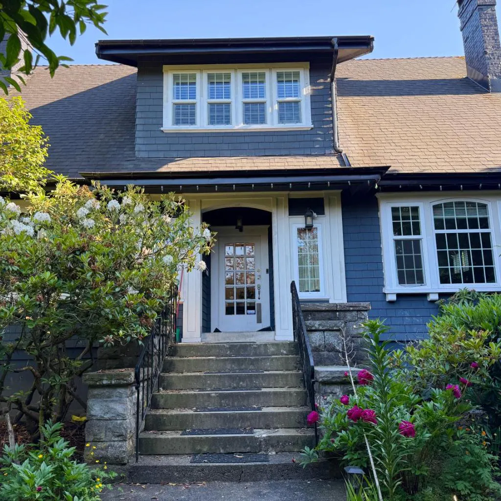 Photograph of Spacious Villa 6BR 3 BA - Free Parking - Near Kitsilano Beach & Attractions - 15' to DT