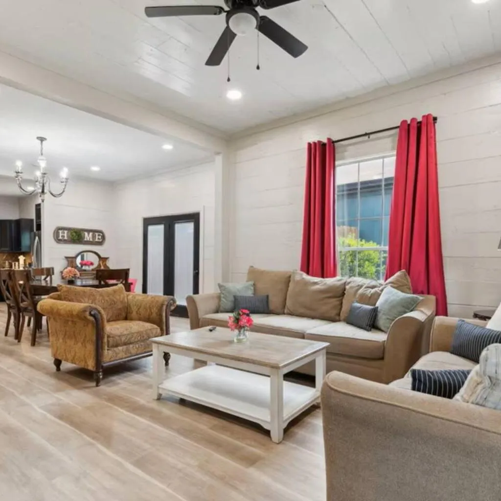 Photograph of Dallas- Central Location, Spacious Backyard Pets Welcomed