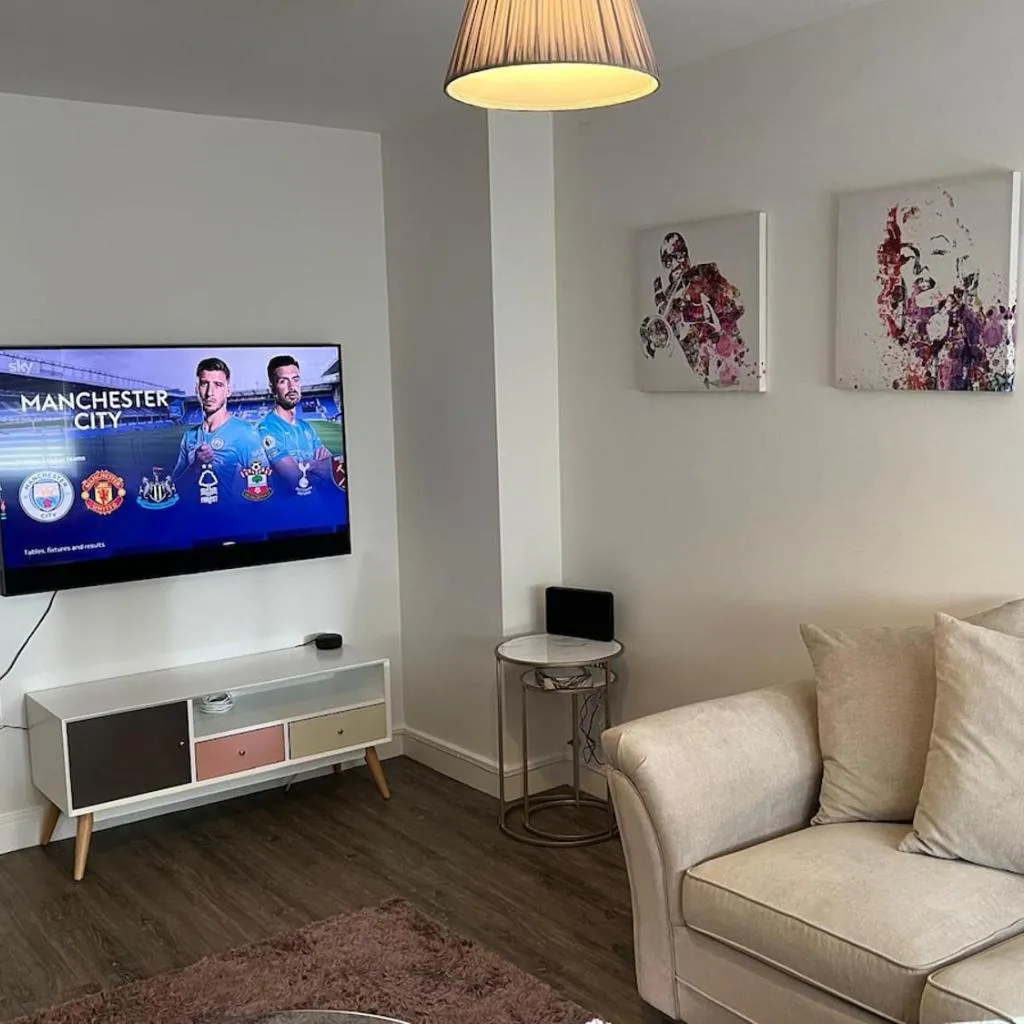 Photograph of Large City Centre 3BD Cosy Home - Etihad - CoopLIVE